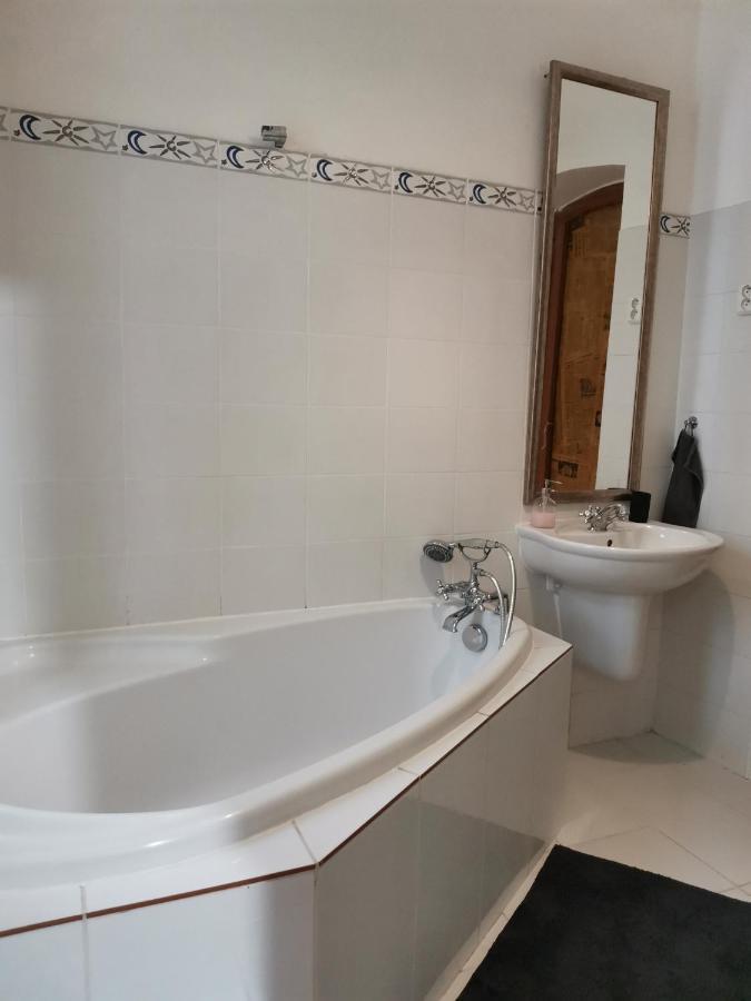 Downtown 3 Bdr Charm - Walk To All Attractions Братислава Екстериор снимка