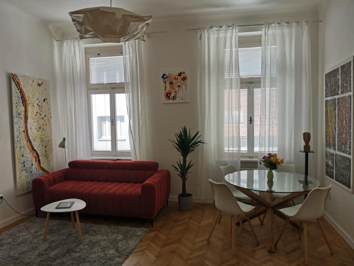 Downtown 3 Bdr Charm - Walk To All Attractions Братислава Екстериор снимка
