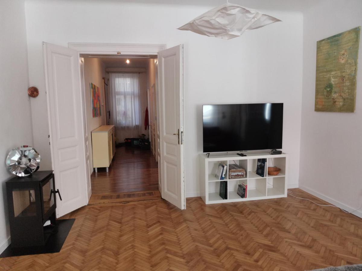 Downtown 3 Bdr Charm - Walk To All Attractions Братислава Екстериор снимка